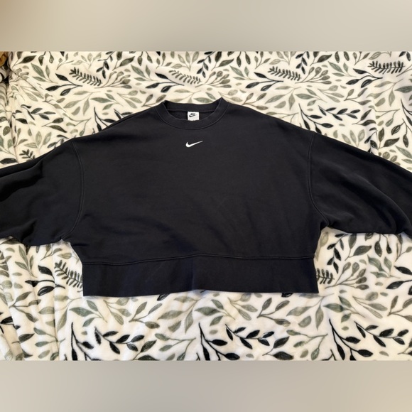 Nike Cropped Crewneck Drop Shoulder VERY GOOD CONDITION - Picture 2 of 5